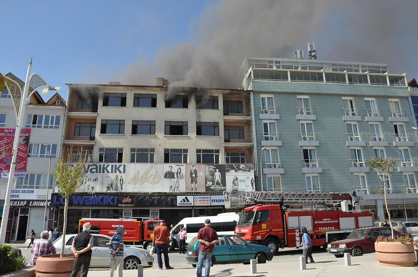 Konya'da 5 katlı binada çıkan yangın söndürüldü