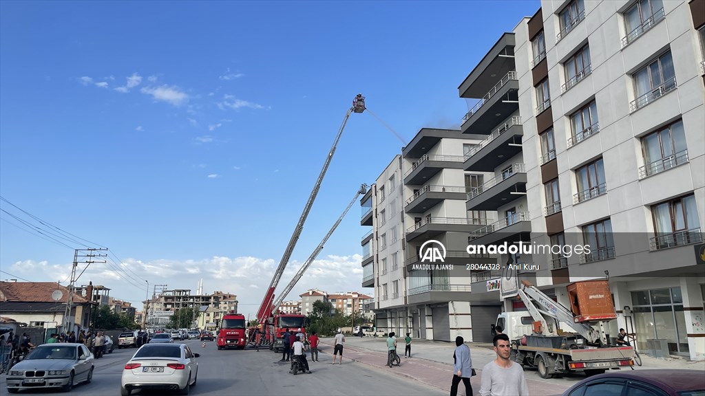 Konya'da 5 katlı binanın çatısında çıkan yangın söndürüldü