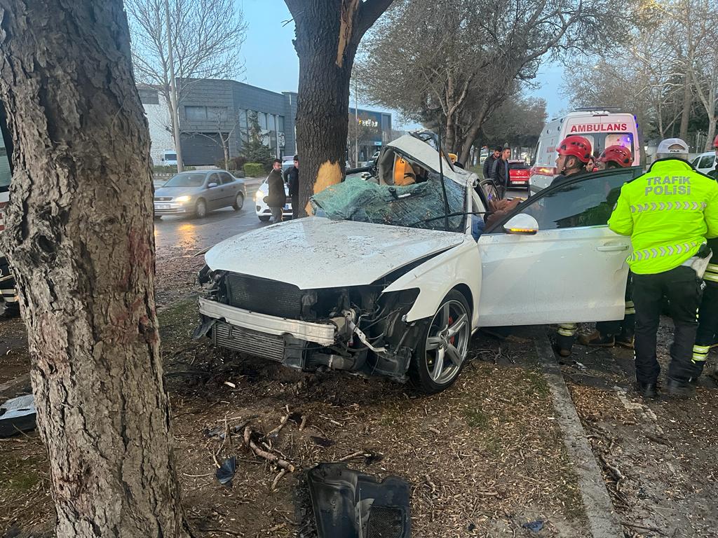 Konya'da ağaca çarpan otomobildeki anne öldü, baba ve 2 çocuk yaralandı
