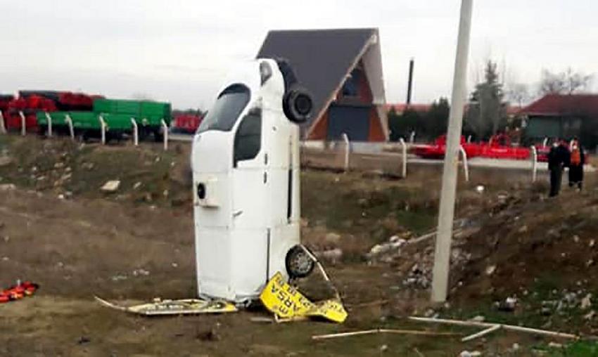 Konya’da akılalmaz kaza! Yoldan çıkan kamyonet bu halde durdu