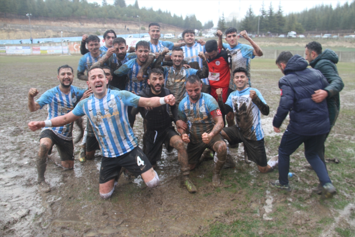 Konya'da amatör maçta futbolcular şampiyonluğu çamura yatarak kutladı