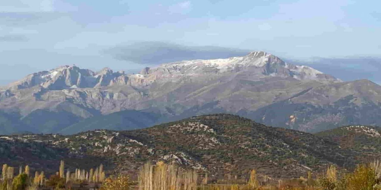 Konya'da Anamas Dağı'nın Dedegöl zirvesine mevsimin ilk karı yağdı