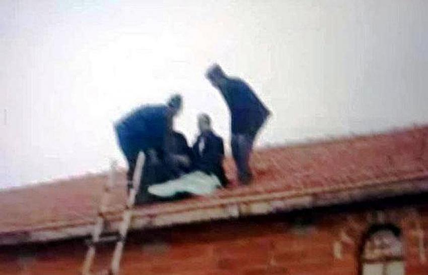 Konya'da araçtan fırlayan sürücünün, evin çatısına düştüğü anlar güvenlik kamerasına yansıdı