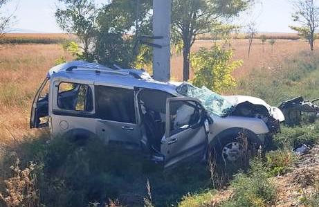 Konya'da elektrik direğine çarpan hafif ticari araçtaki 2 kişi öldü, 3 kişi yaralandı
