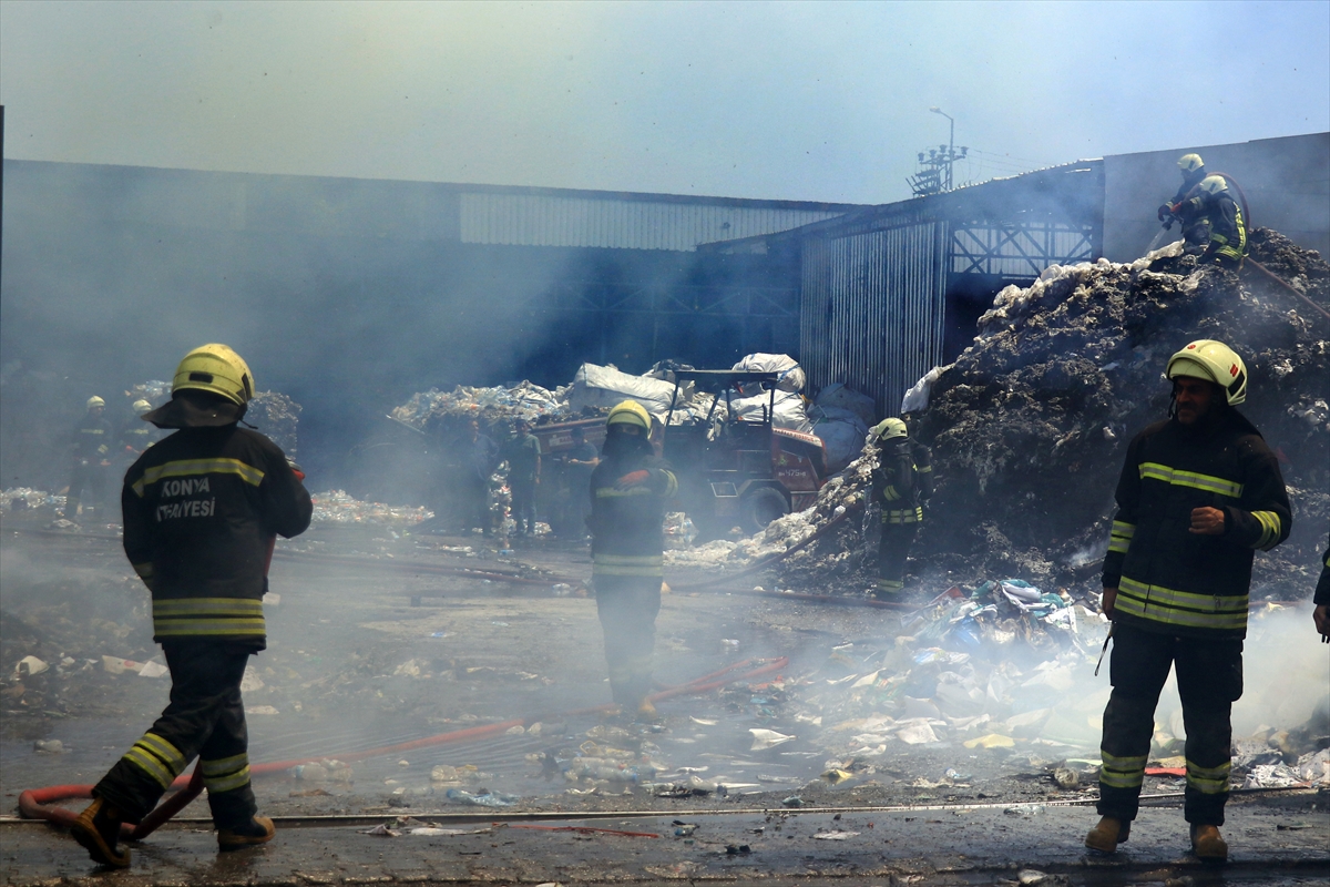 Konya'da atık toplama merkezinde yangın çıktı