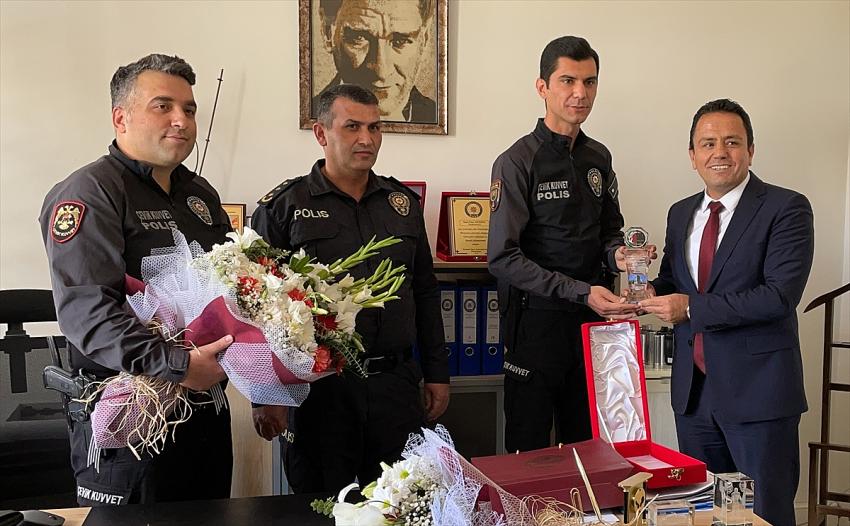  Konya'da avukatı tabancayla yaralayan zanlıları yakalan polise plaket