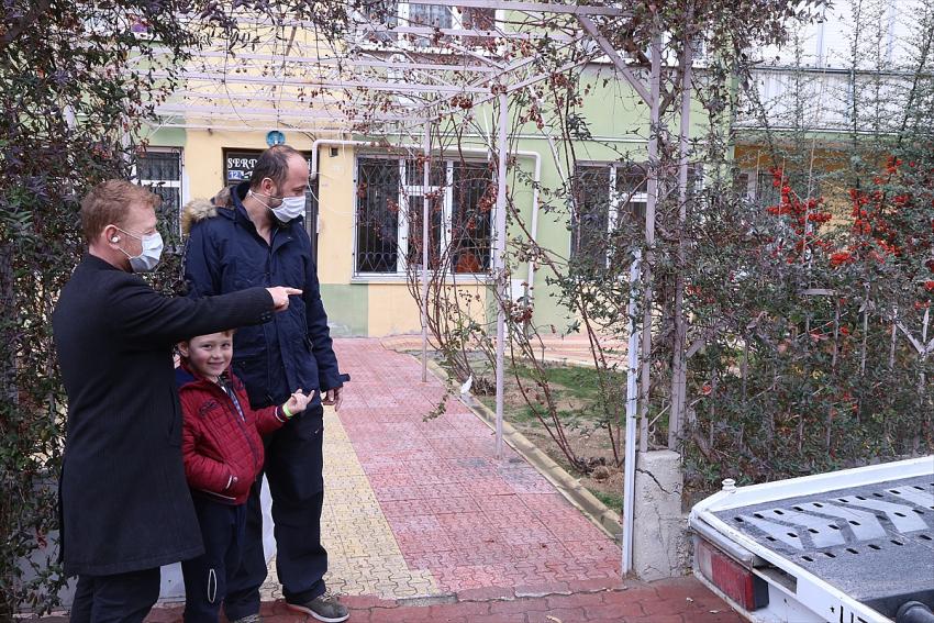 Konya'da bahçe kapısı çalınan sitenin sakinleri şaşkınlıkla tedirginliği bir arada yaşıyor