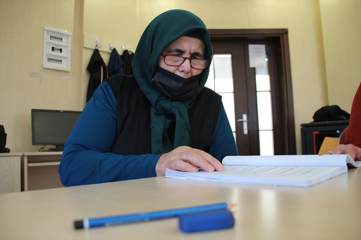 Konya'da belediyenin açtığı kursta 73 yaşında okuma yazma öğrendi