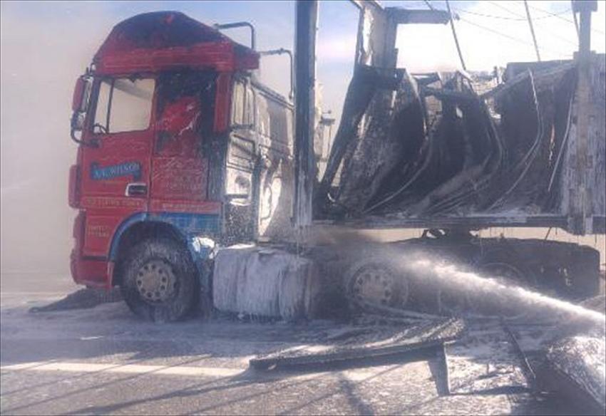  Konya'da beyaz eşya yüklü tır hareket halindeyken yandı