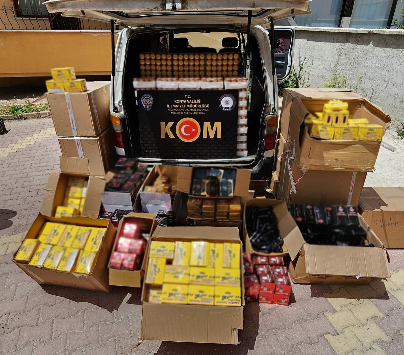 KONYA’DA BİNLERCE KAÇAK ÜRÜN ELE GEÇİRİLDİ: 12 KİŞİ YAKALANDI