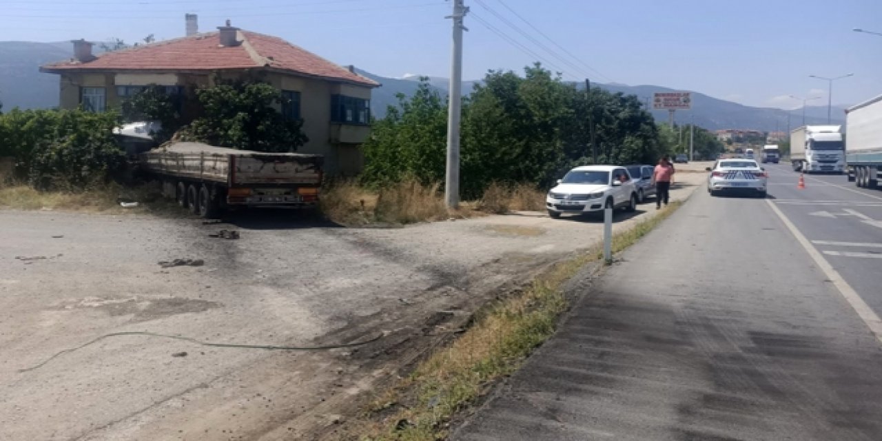Konya'da bir araca ve boş eve çarpan tırın sürücüsü yaralandı
