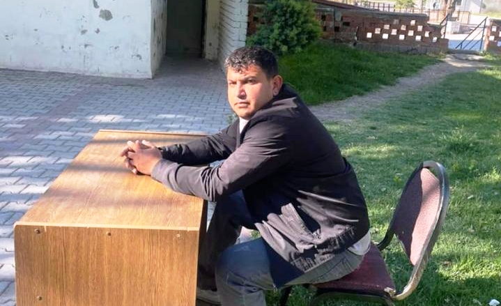 Konya’da bir belediye engelli personeli tuvaletin önündeki masada görevlendirdi