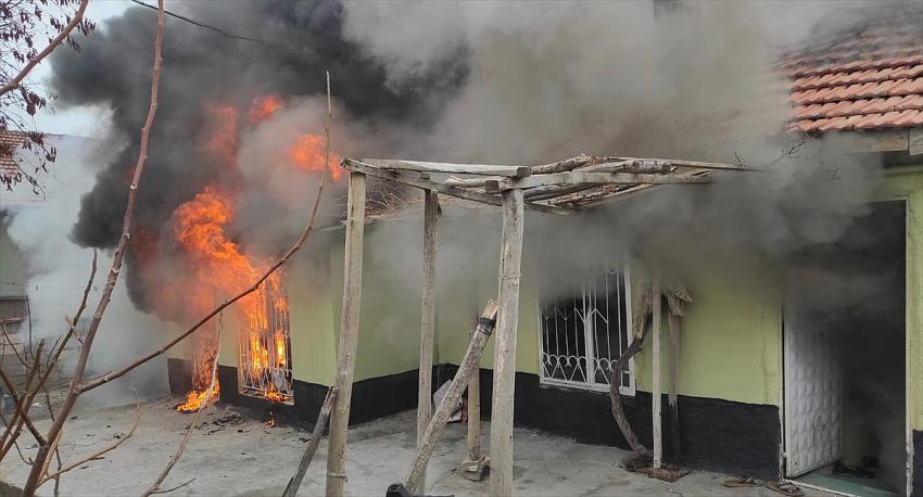 Konya’da bir ev yanarak kullanılamaz hale geldi