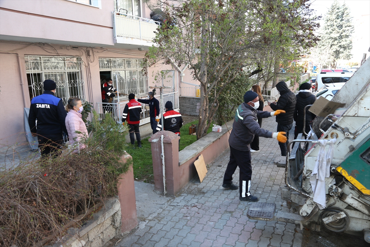 Konya'da bir evden 5 kamyon çöp çıktı