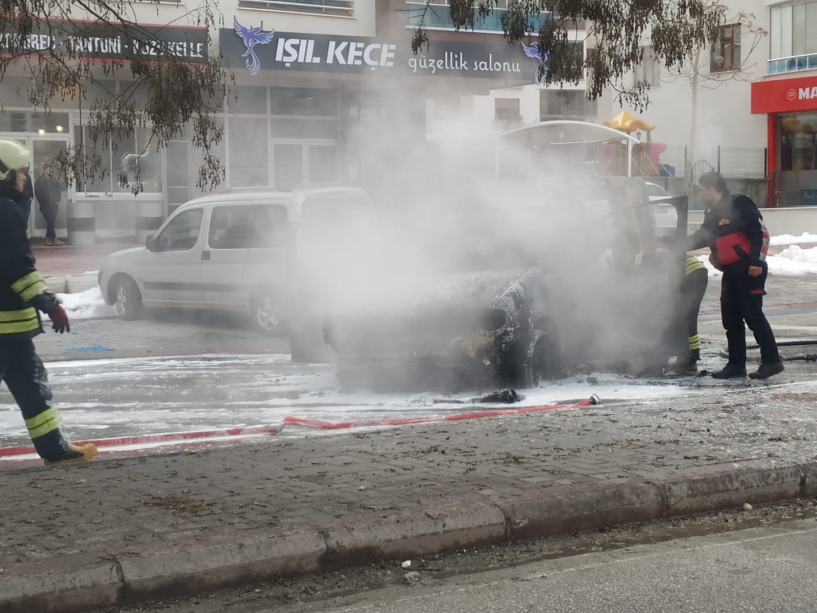 Konya'da  bir  kişi  yol ortasında  aracını  ateşe  verdi