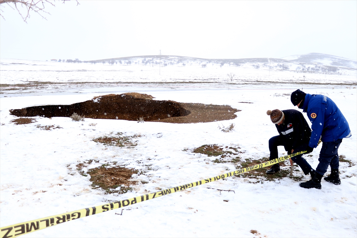 Konya'da bir mahallenin 500 metre yakınında iki obruk birden oluştu