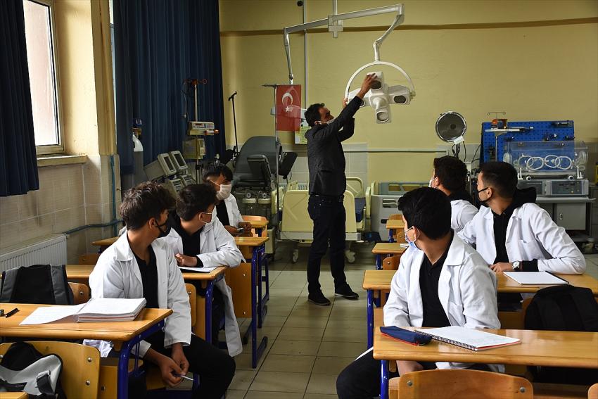  Konya'da Bu okuldan mezun olur olmaz, 4-5-6 bin lira  maaşla işe  başlıyor.