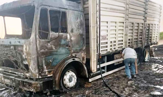 Konya’da buğday yüklü kamyon alev alev yandı
