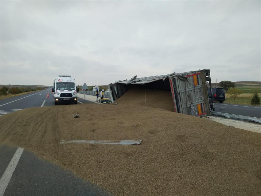 Konya'da buğday yüklü tır devrildi: 1 yaralı