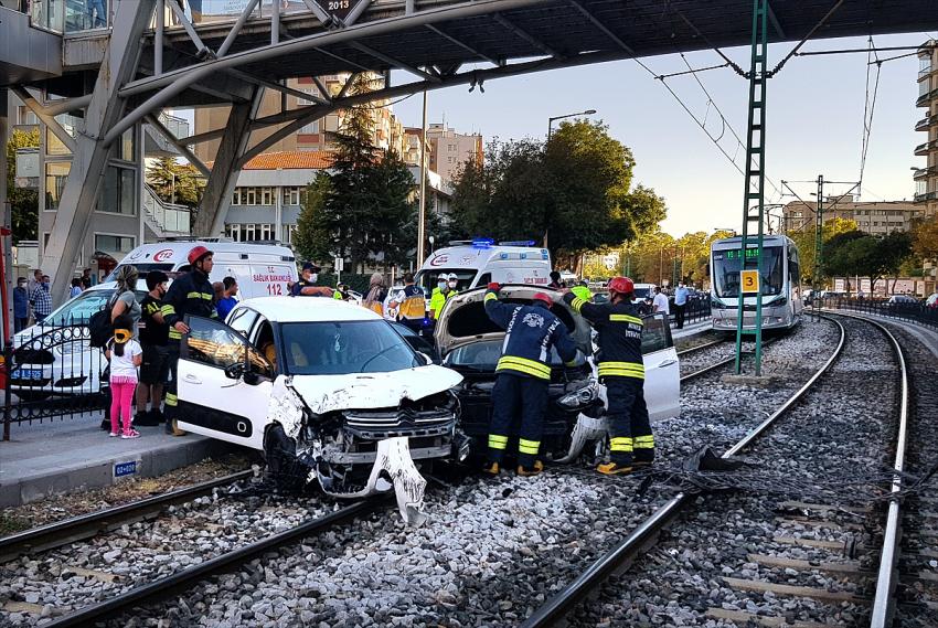  Konya'da çarpışan 2 otomobil tramvay yoluna girdi: 4 yaralı