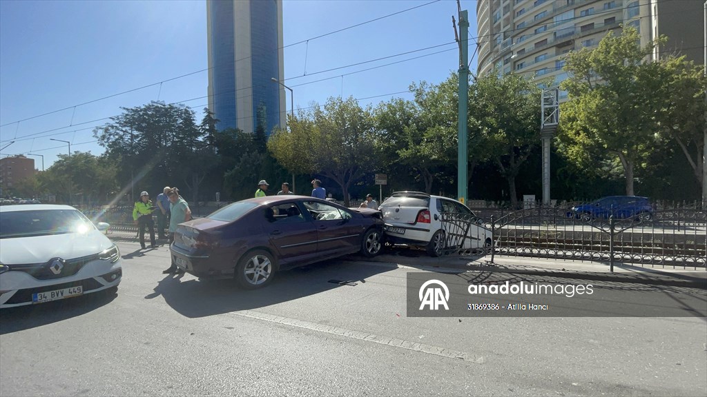 Konya'da çarpışan iki araçtan biri tramvay yoluna girdi, 2 kişi yaralandı