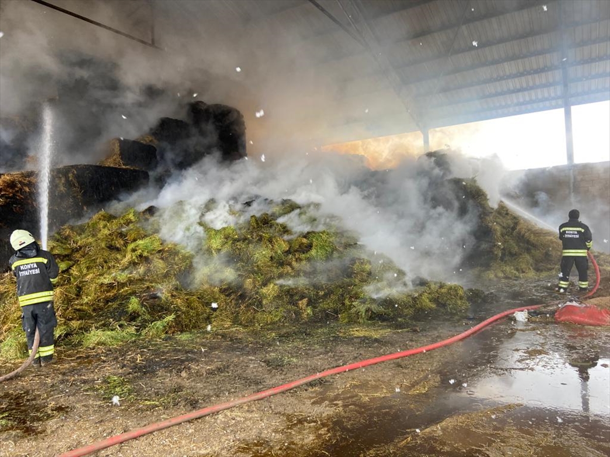 Konya'da çiftliğin yem ambarında çıkan yangın hasara neden oldu
