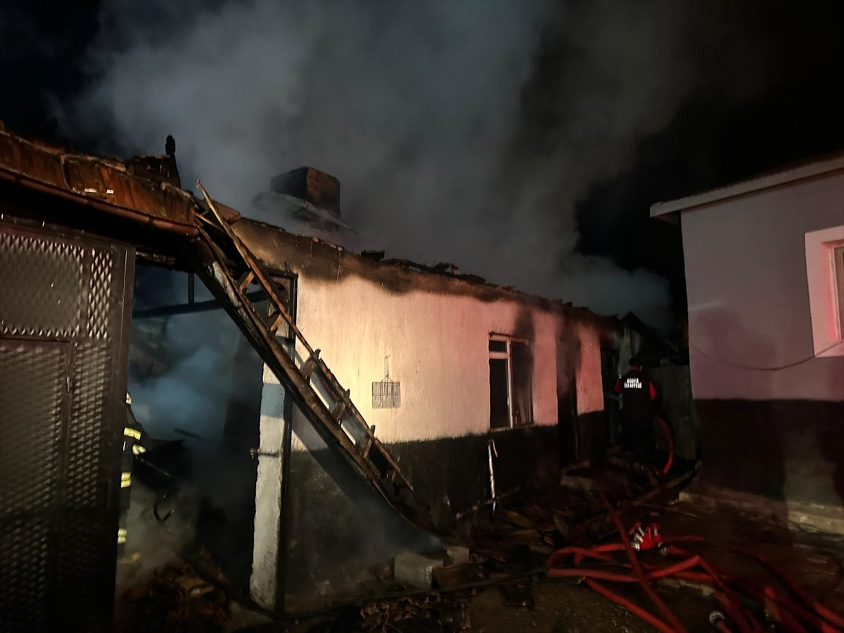 Konya'da çıkan ahır ve samanlık yangını söndürüldü