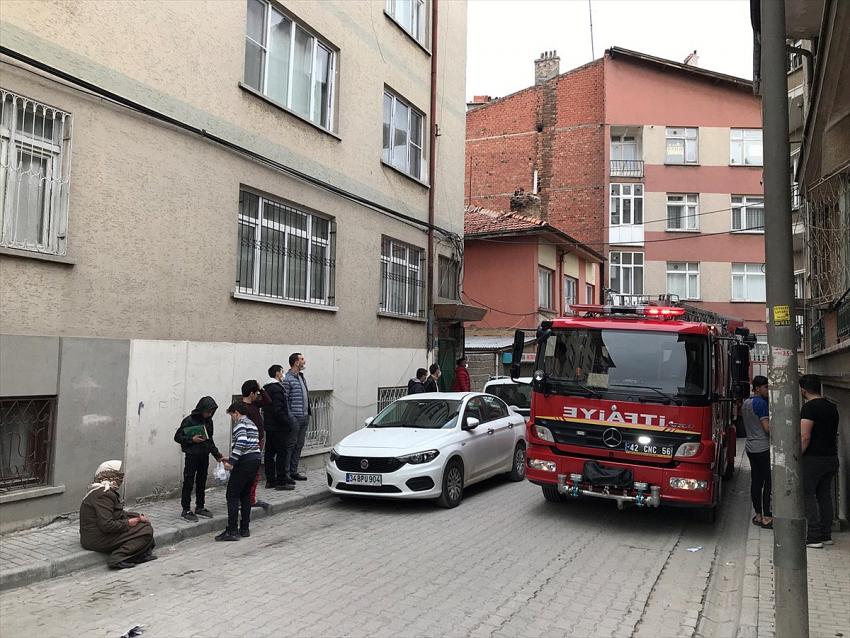 Konya'da çıkan yangında mahsur kalan kişileri itfaiye kurtardı