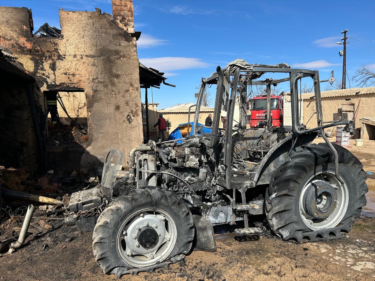 Konya'da çıkan yangında müstakil ev ile traktör zarar gördü