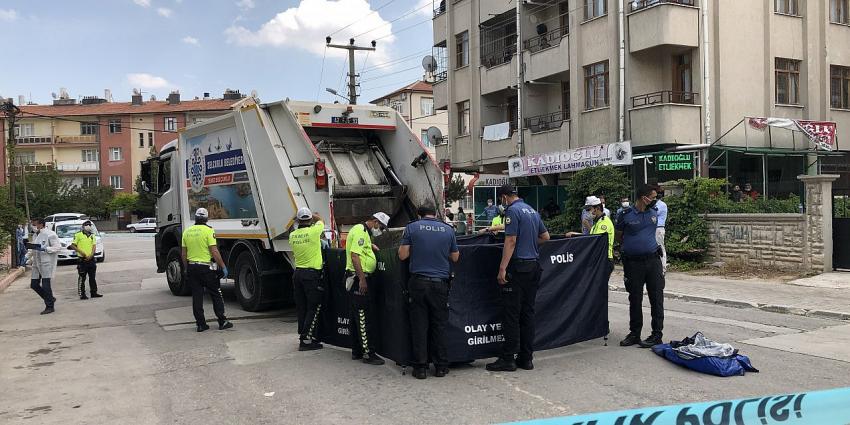 Konya'da çöp kamyonunun çarptığı yaya öldü
