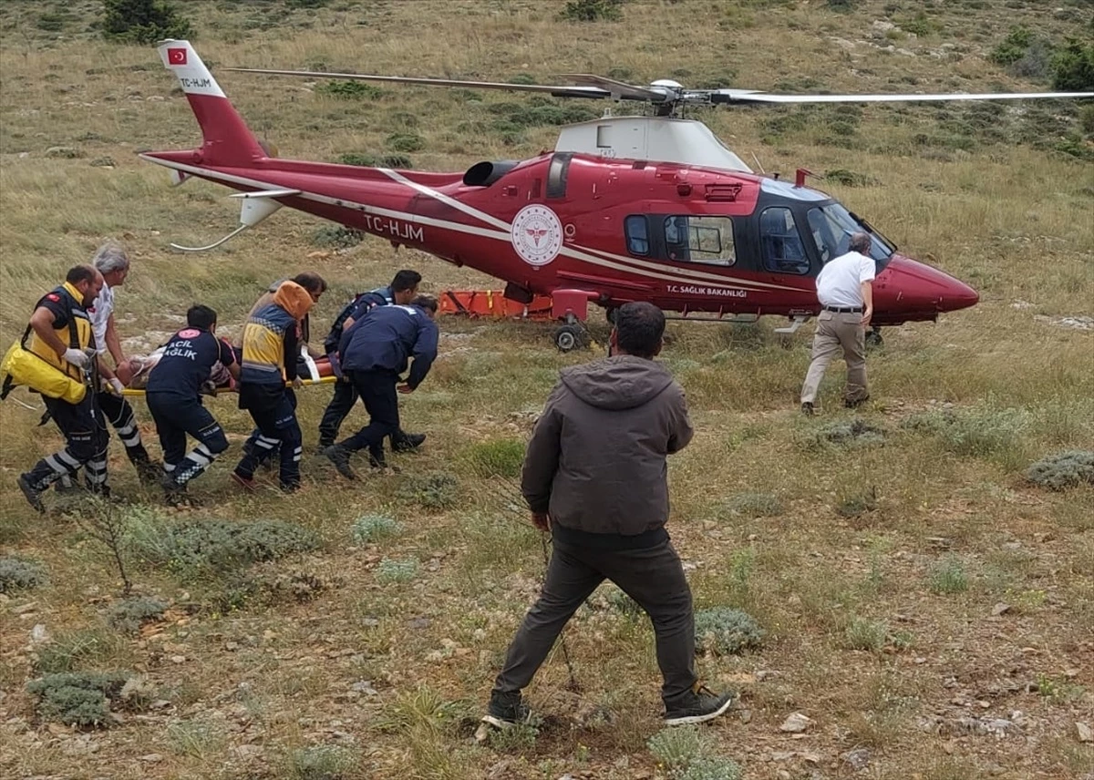 Konya'da Dağda Baygınlık Geçiren Kişi Ambulans Helikopterle Hastaneye Kaldırıldı
