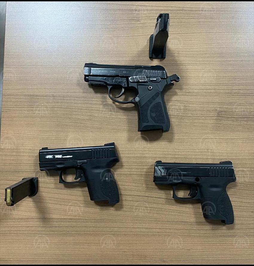 Konya'da denetimlerde 3 ruhsatsız tabanca ele geçirildi, hakkında yakalama kararı bulunan bir kişi gözaltına alındı