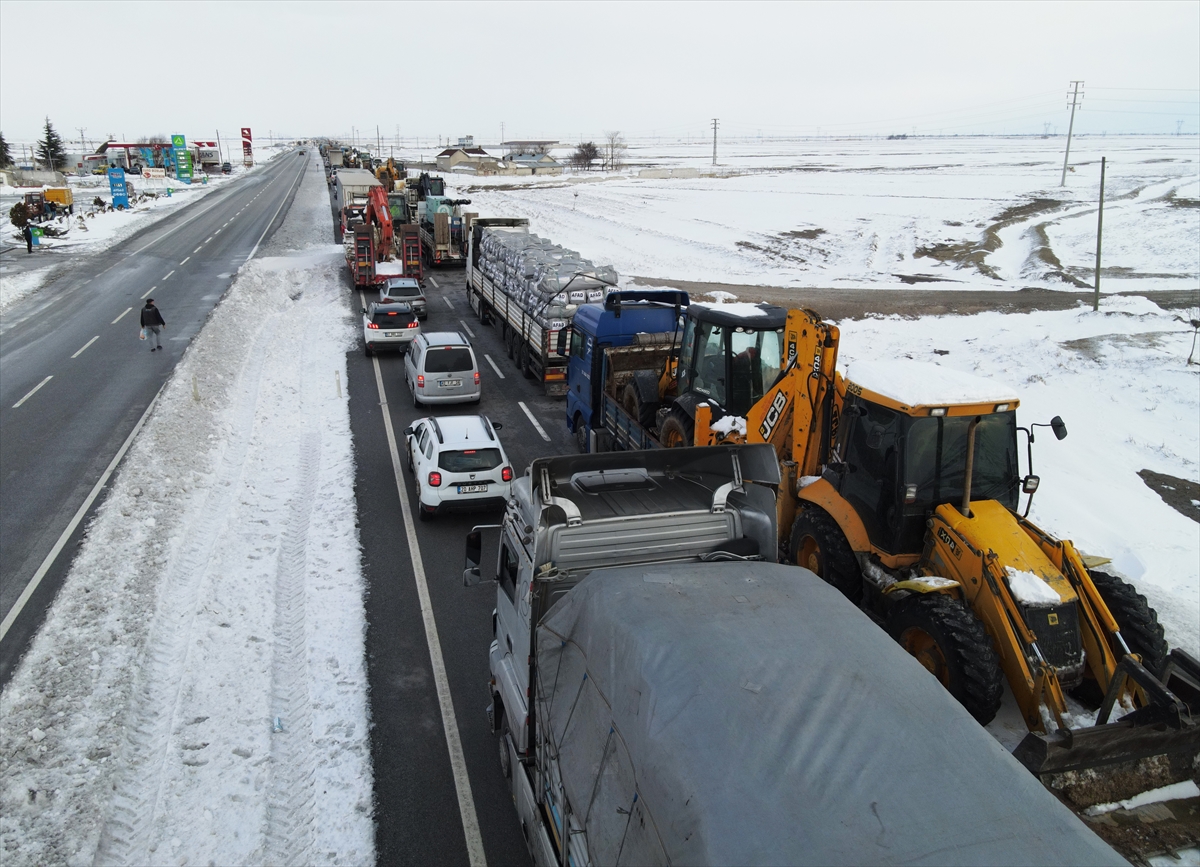 Konya’dan deprem bölgesine giden araçlar 10 kilometre kuyruk oluşturdu