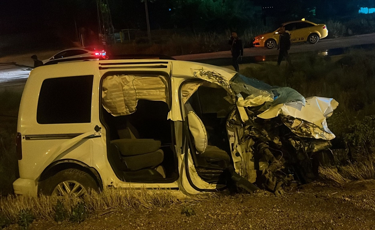 Konya'da devrilen kamyonetin sürücüsü öldü
