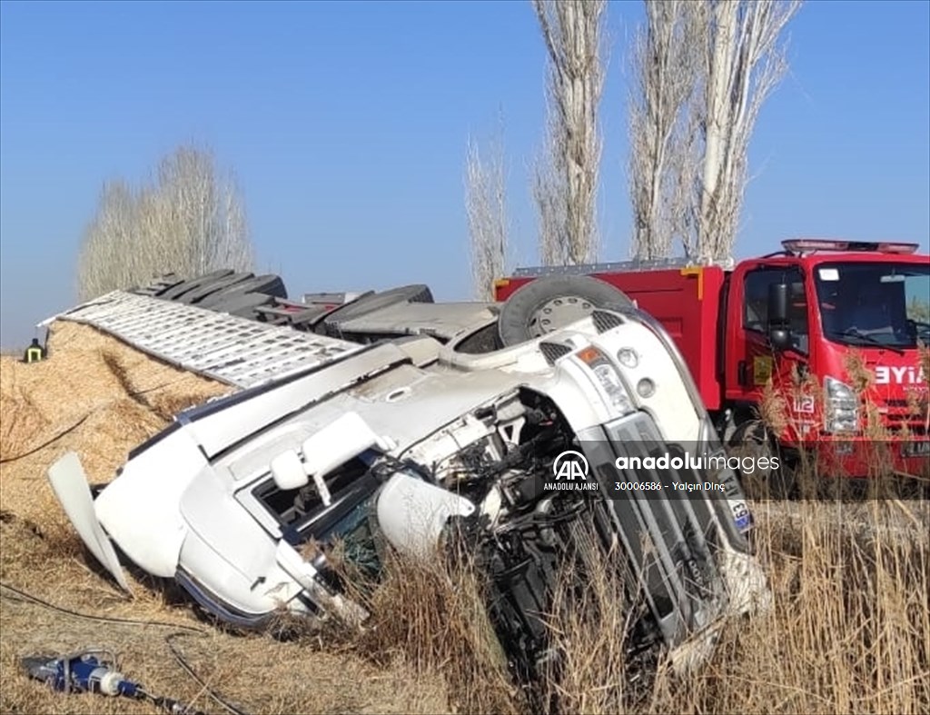Konya'da devrilen kamyonun sürücüsü öldü