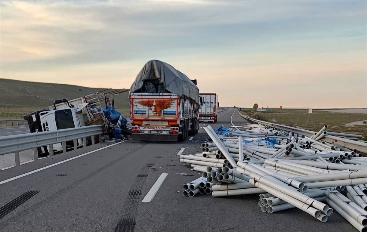 Konya'da devrilen kamyonun sürücüsü yaralandı