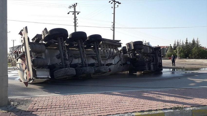  Konya'da devrilen mazot yüklü tankerin sürücüsü yaralandı