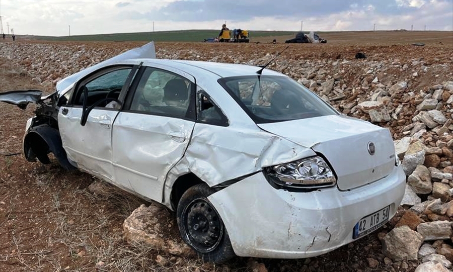 Konya'da  devrilen otomobildeki 2 kişi öldü, 1 kişi yaralandı