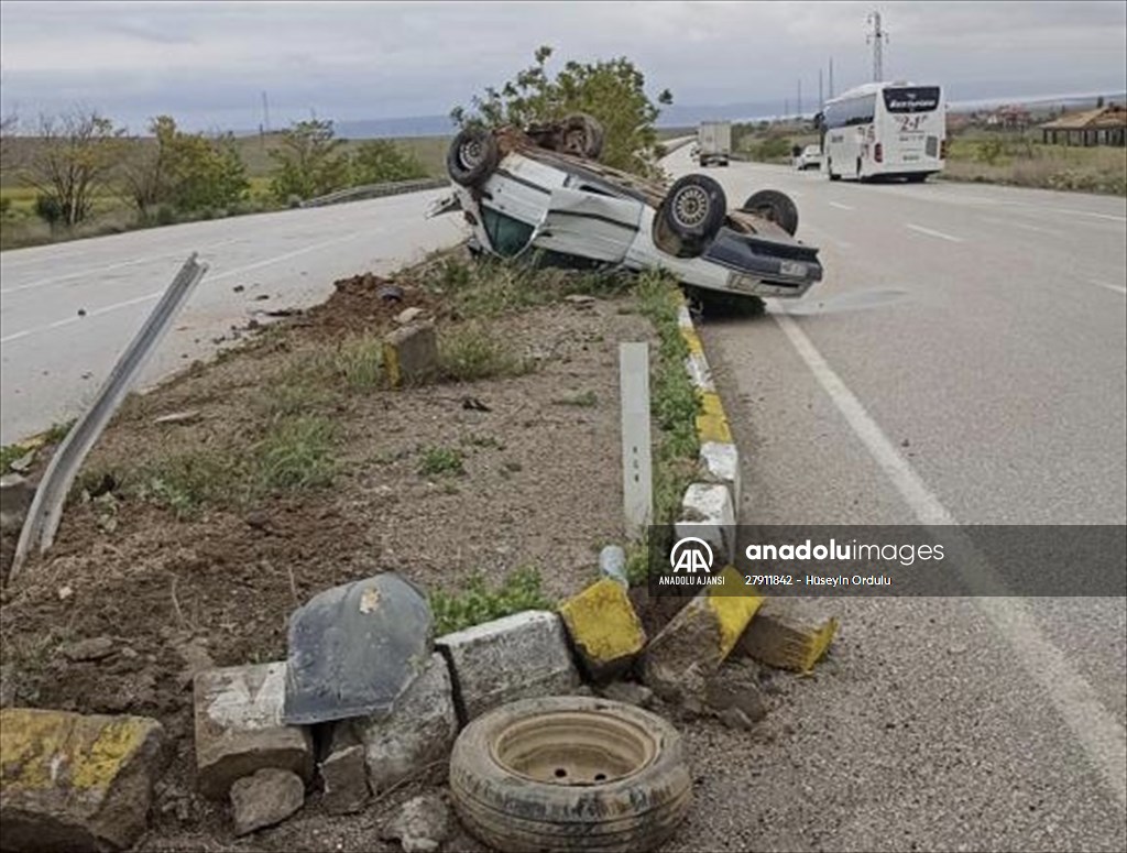 Konya'da devrilen otomobildeki 4 kişi yaralandı