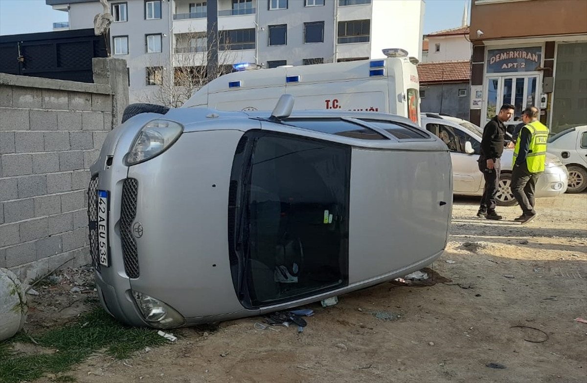 Konya'da devrilen otomobildeki anne ve çocuğu yaralandı