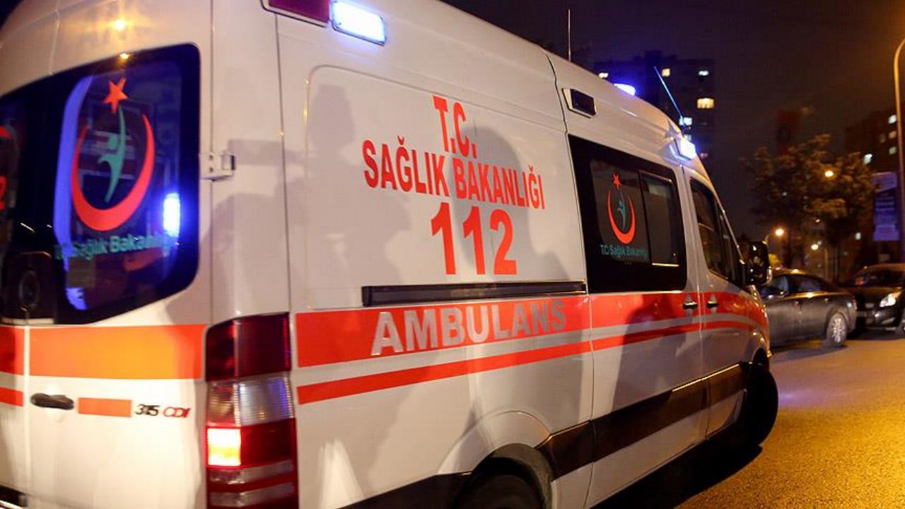 Konya'da devrilen tıbbi malzeme kamyonunun şoförü öldü