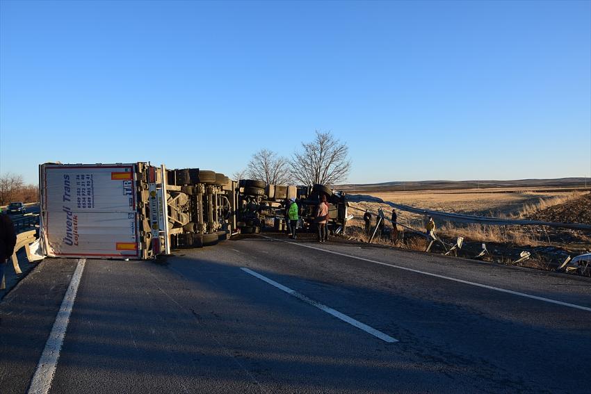 Konya'da devrilen tır ulaşımı aksattı