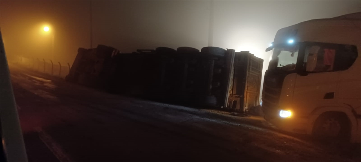 Konya'da devrilen tırın sürücüsü yaralandı