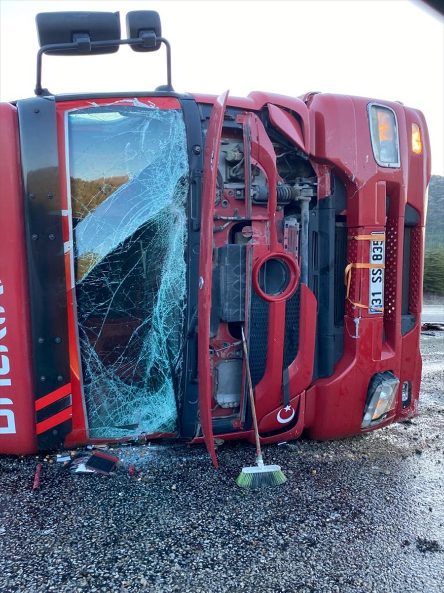 Konya'da devrilen tırın sürücüsü yaralandı