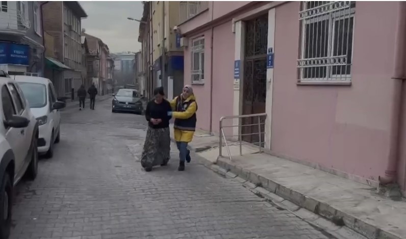 KONYA’DA DİL DÜŞÜRME YÖNTEMİYLE EVE GİREN HIRSIZLARA SUÇ ÜSTÜ
