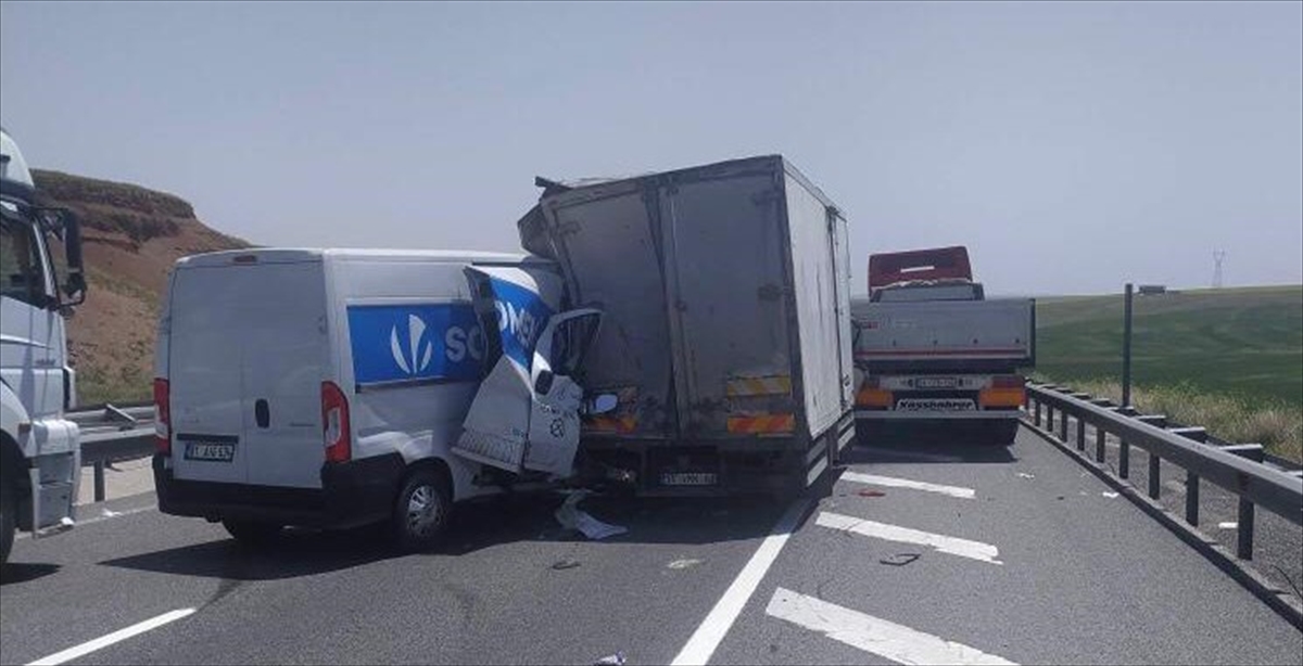 Konya'da dolmuş park halindeki araçlara çarptı, 2 kişi yaralandı