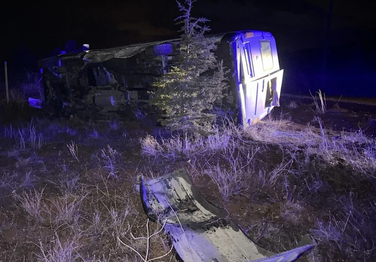 Konya'da domuz sürüsüne çarpan servis aracı devrildi: 12 yaralı