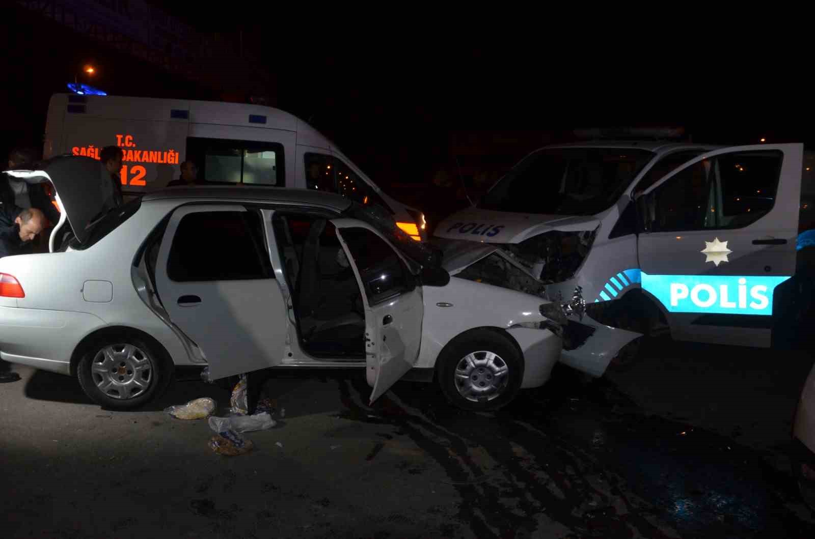 Konya'da ’Dur’ ihtarına uymayan otomobil polis otosuyla çarpıştı: 2’si polis 8 yaralı