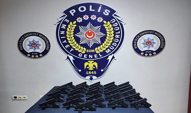 Konya'da durdurulan araçta ruhsatsız tabancalarla yakalanan 2 kişi tutuklandı