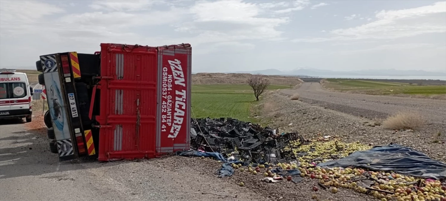 Konya'da Elma Yüklü Tır Devrildi: 2 Yaralı